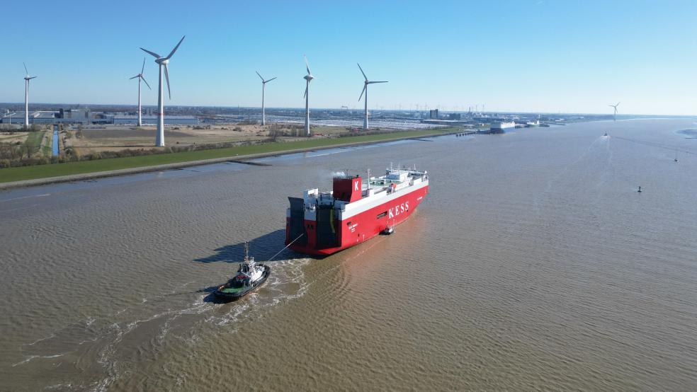 Der Autotransporter »Elbe Highway« auf der Außenems auf seinem Weg zum Liegeplatz in Emden. © Foto: Penning (dpa)
