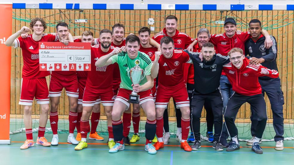 Der TV Bunde durfte den Pokal in die Höhe stemmen und die 700 Euro Siegprämie einstreichen. © Jungeblut