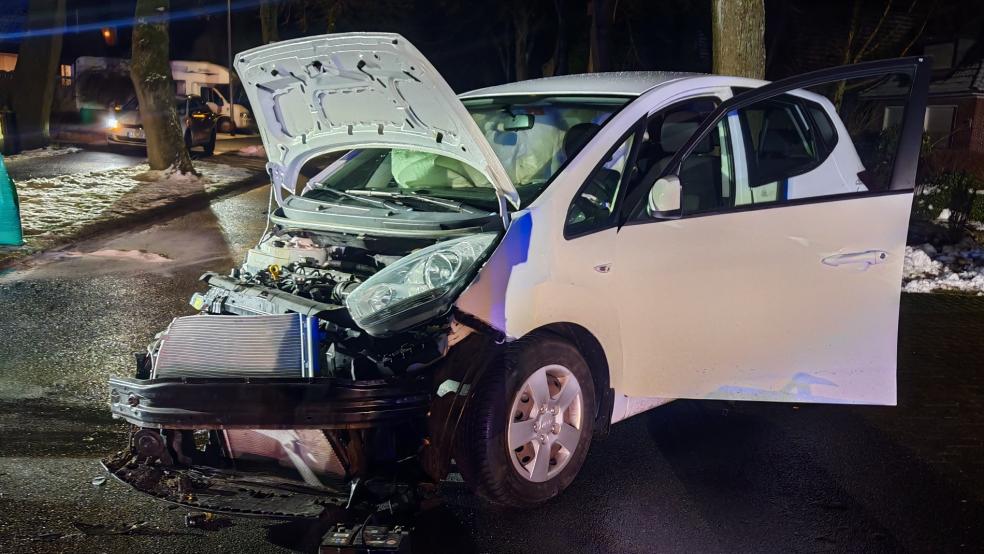 Der schwer beschädigte Kia nach dem Unfall, das Auto verlor Öl, die Feuerwehr errichtete eine Barriere und reinigte die Fahrbahn. © Feuerwehr