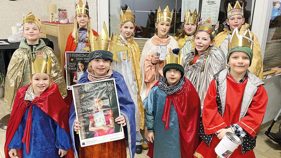 Zehn der 30 Sternsinger besuchten gestern das Altenzentrum Rheiderland in Weener. Dort sangen sie Lieder, sprachen den Segen und sammelten Spenden. Mit diesen sollen Hilfsprojekte unterstützt werden, die sich gegen Kinderarbeit einsetzen.  © Foto: Busemann