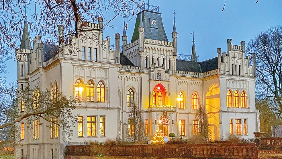 Schloss Evenburg im Lichterglanz. Die starke Besucherresonanz im vergangenen Jahr lässt auch die Zuständigen beim Landkreis Leer strahlen.  © Foto: Hanken