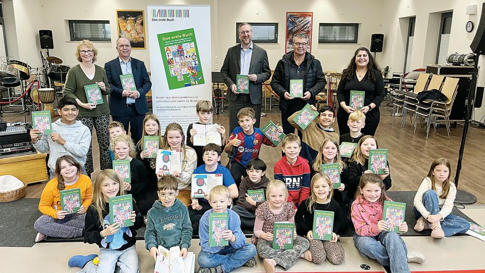 Sponsoren, Förderer und Kinderautoren bei der Buchübergabe in der Grundschule Steenfelde.  © Foto: Bünting Gruppe