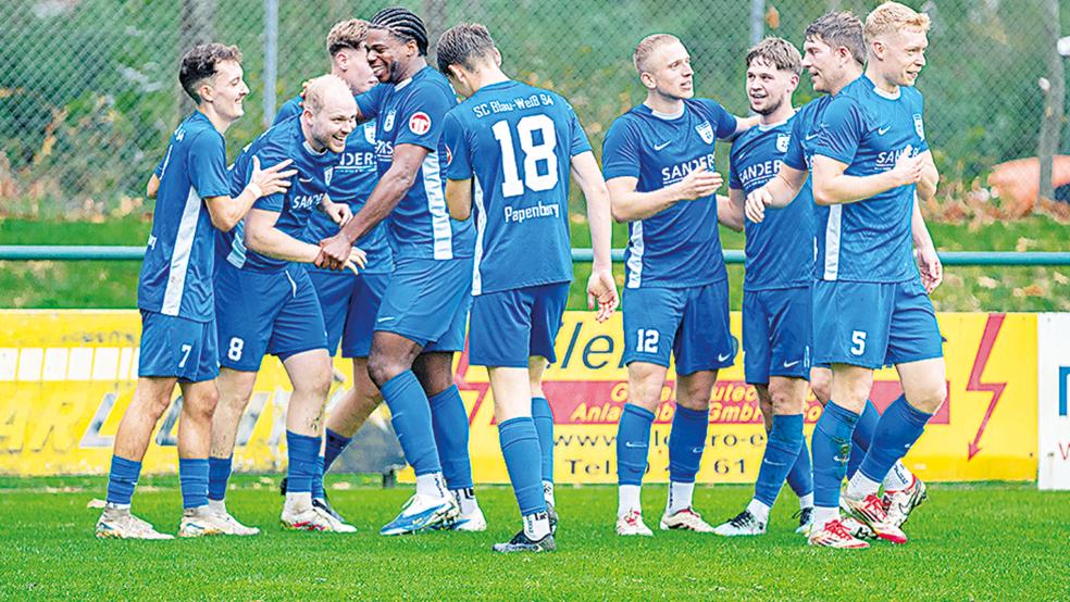 Ole Eucken, Papenburgs Nummer 8, holte sich in dieser Saison schon 16-mal die Gratulationen seiner Mitspieler ab. In dieser Szene bejubeln die Blau-Weißen den 1:0-Siegtreffer im Heimspiel gegen den TuS Esens.  © Foto: Markus
