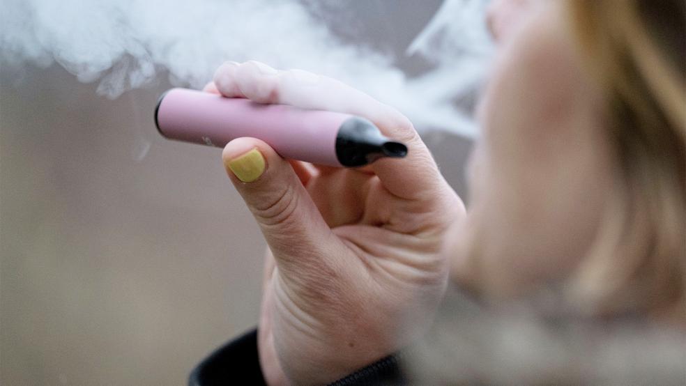 Im vergangenen Jahr wurde mit mehreren Testkäufen im Kreisgebiet kontrolliert, ob Vapes erst nach erfolgtem Altersnachweis verkauft wurden.  © Symbolfoto: dpa