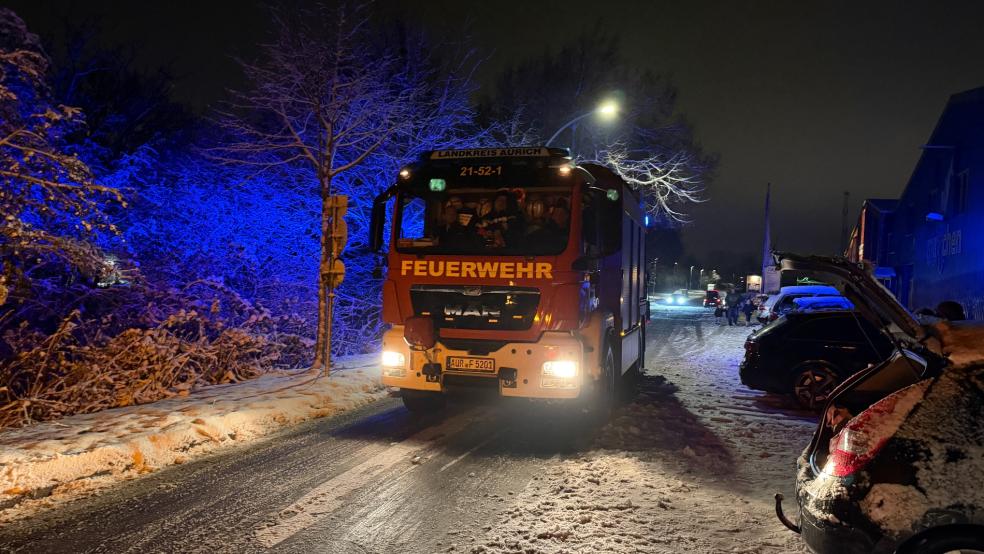 Die Feuerwehr Norden rückte gestern Abend aus, um einer Mutter zu helfen, nachdem ihr Auto sich automatisch verriegelt hatte. Ihr zweijähriger Sohn saß im Kindersitz im Auto. © Feuerwehr