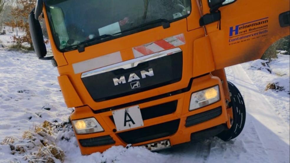 Winterliche Straßenglätte führt dazu, dass Müllfahrzeuge von der Fahrbahn abkommen können. Hier passiert an der 3. Süderwieke in Moormerland. © Foto: Firmengruppe Bohmann
