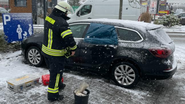 Feuerwehr befreien Kleinkind aus Auto