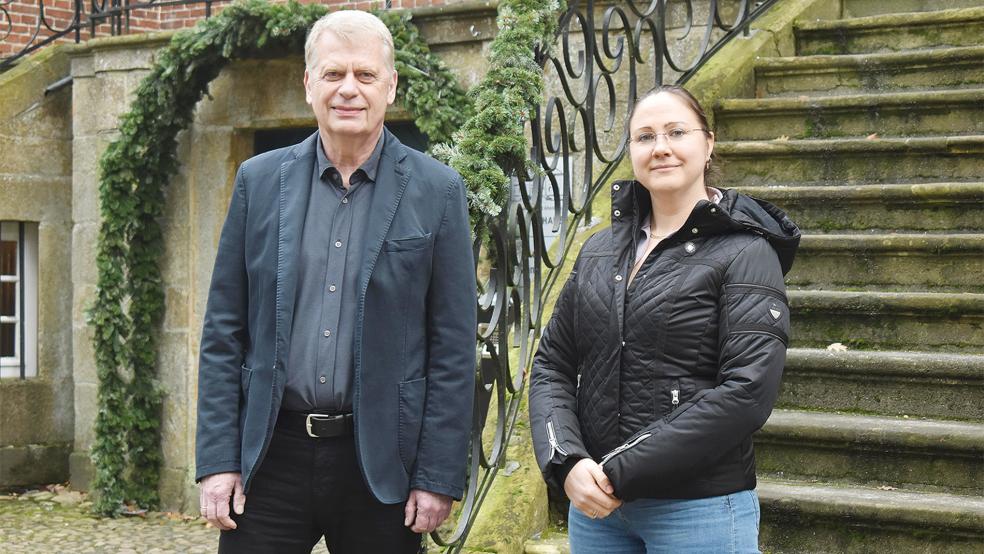 Marco Malorny, Fachbereichsleiter Museen/Soziokultur der Stadt Papenburg, und Rika Lehnerl vom Gut Altenkamp blicken auf ein erfolgreiches Kulturjahr 2025 zurück.  © Foto: Stadt Papenburg