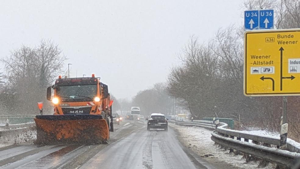 Räumfahrzeuge sind nicht nur wie hier auf der B 436 in Weener im Dauereinsatz, um Straßen frei zu halten. © Foto: Szyska