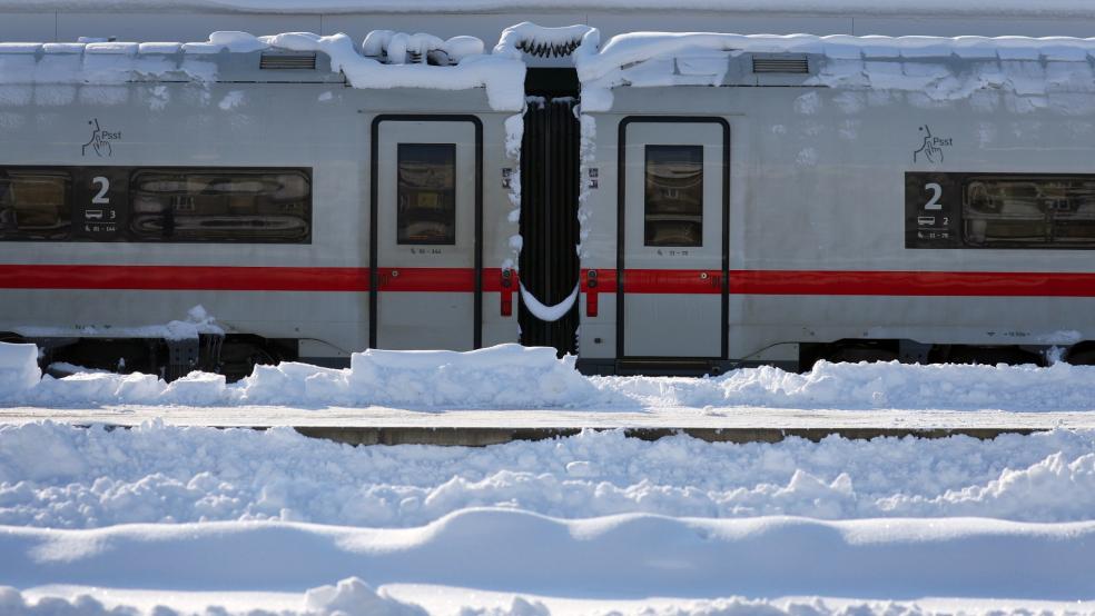 Die Deutsche Bahn reduziert wegen des Winterwetters vorsorglich den Fernverkehr im Norden Deutschlands. © Symbolfoto: Hildenbrand (dpa)