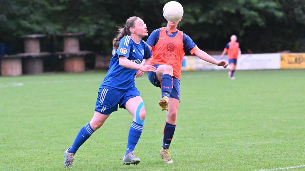Jana Heikens (links) gehört mit zwei Toren zu den besten Torschützinnen der Sportfreunde Möhlenwarf. © Bruins