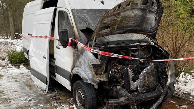 Transporter steht in Weener in Flammen