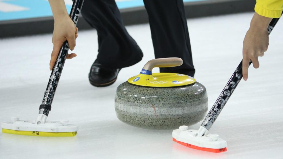 Auf der Eisbahn am Event-Speicher »Hafen 55« in Weener ist am Sonnabend ein Curling-Turnier mit Preisen geplant. © Symbolfoto: dpa