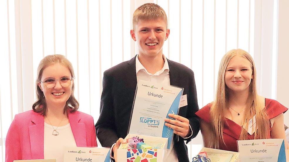 Die drei Preisträger aus Weener des »Löppt!-Mitnanner«-Preises 2025 waren (von links) Rieke Männing, Sönke Sonnenberg und Antje Pastoor.  © Foto: Ammermann