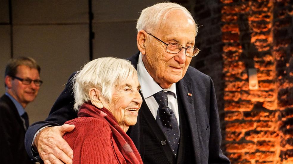 Die 2021 verstorbene Auschwitz-Überlebende Esther Bejarano und Albrecht Weinberg.  © Foto: Kai Gembler
