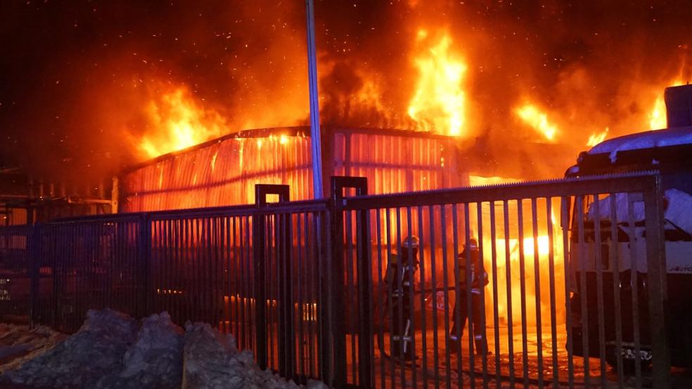 Hoch schlugen die Flammen aus dem Gebäude. © Kilian Peters/Feuerwehr Krummhörn
