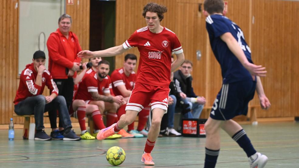 Maximilian Buse trug bei der Leeraner Hallenkreismeisterschaft erstmals das Trikot des TV Bunde. © Born