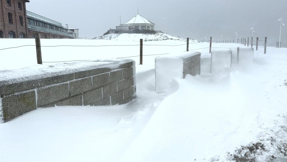Auf der ostfriesischen Insel Norderney liegt mehrere Zentimeter hoch Schnee. Entlang der Nordseeküste gibt es laut Deutschem Wetterdienst (DWD) verbreitet eine etwa zehn Zentimeter dicke Schneedecke oder stellenweise höher. © Foto: Bartels/dpa