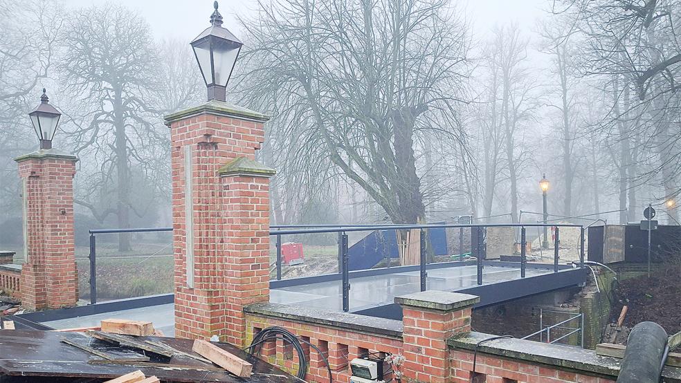 Die reine Stahlkonstruktion steht soweit. Bis die neue Brücke über den Schlossgraben der Evenburg fertiggestellt ist, werden allerdings noch etliche Wochen vergehen.  © Foto: Berents
