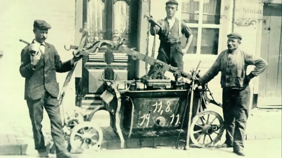 15 Jahre vor der Gründung der Freiwilligen Feuerwehr Bingum: 1911 präsentierte Tiddo Dreyer mit zwei namentlich nicht bekannten Kameraden die Handdruck-Spritze, die bis zum Zweiten Weltkrieg als einziges Löschgerät diente. © Foto: Archiv der Feuerwehr Bingum