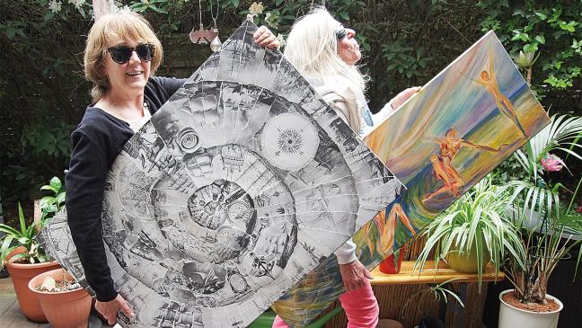 Künstlerinnen führen durch Ausstellung