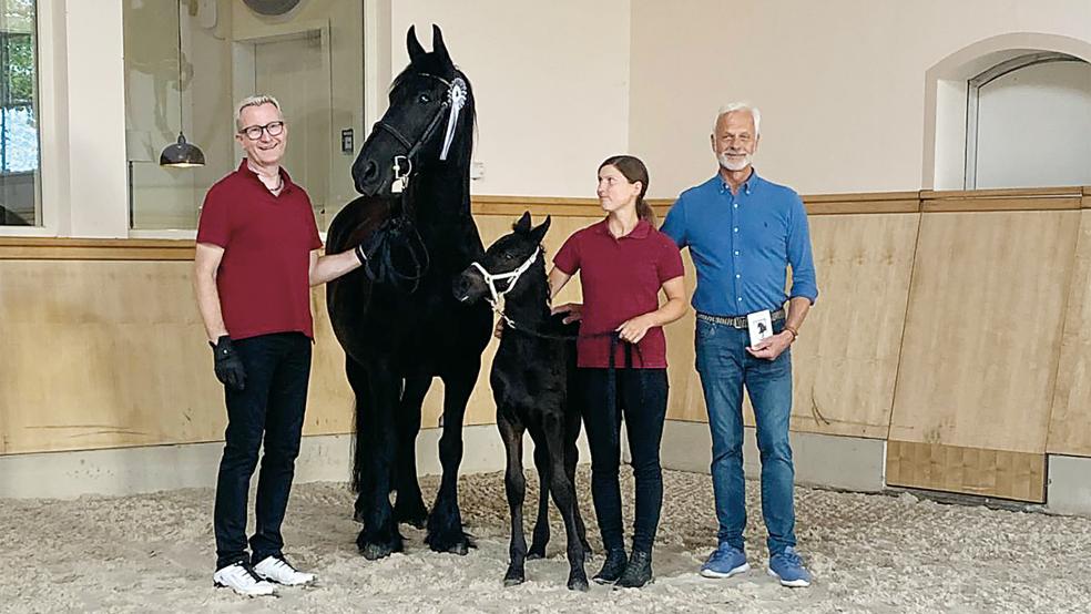 Freude über den Zuchterfolg der Siegerfohlen Beeke und Beene vom Polderhof (Mitte). Von rechts: Züchter Helmuth A. Brümmer, Pferdewirtschaftsmeisterin Nadja Stellmacher und Bereiter Gerald Spekker.  © Foto: privat