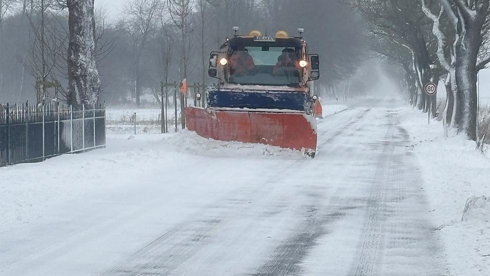 Der Winterdienst kämpfte vielfach gegen verwehten Schnee - wie etwa auf der Kreisstraße 39 in Charlottenpolder in der Gemeinde Bunde.  © Foto: Landkreis Leer