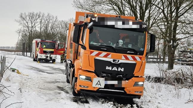 Feuerwehr befreit Müllwagen aus Schnee