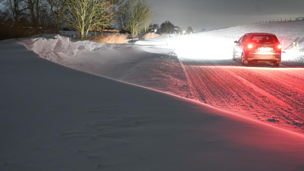 Der Wind hat Schneeverwehungen mit einer höhe von über einem Meter aufgetürmt. Schneeverwehungen werden zur Herausforderung für alle Verkehrsteilnehmer. © Foto: Penning/dpa