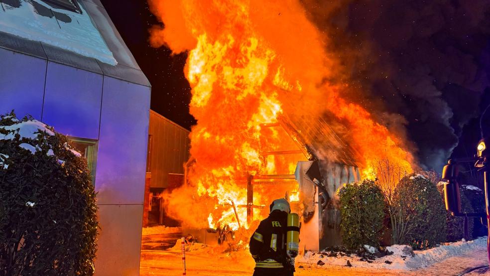 Die Halle war vollständig in Brand geraten. © Foto: Feuerwehr