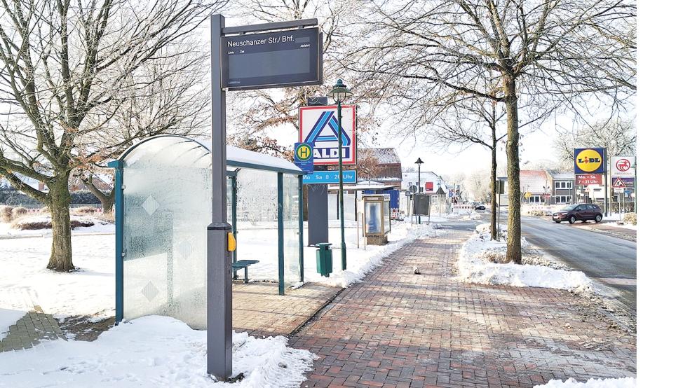 Die Bushaltestelle an der Neuschanzer Straße in Bunde wurde mit einem der neuen DFI-Anzeiger ausgestattet.  © Foto: Berents