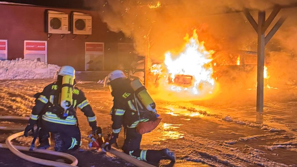 Atemschutzgeräteträger gingen mit mehreren Strahlrohren vor, um den Brand zu bekämpfen und eine weitere Ausdehnung zu unterbinden. © Foto: Feuerwehr