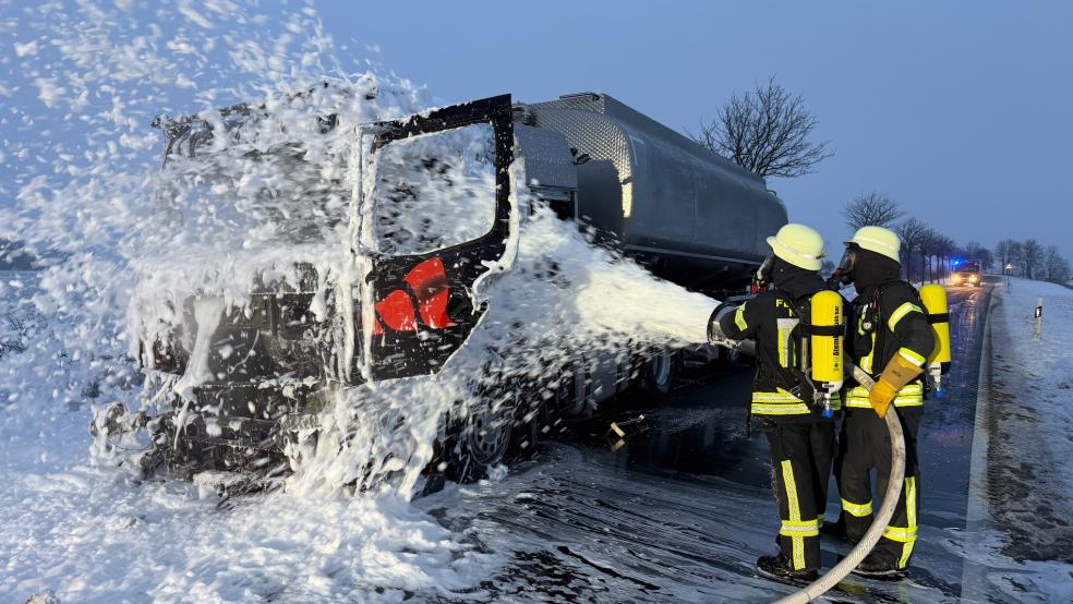 Mit Schaum löschte die Feuerwehr das brennende Führerhaus eines Milchsammelfahrzeugs. © Feuerwehr