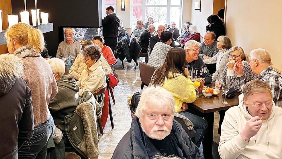Die Sitzplätze im »Sielhof«-Restaurant waren begehrt, viele Interessierte mussten stehen.  © Foto: privat