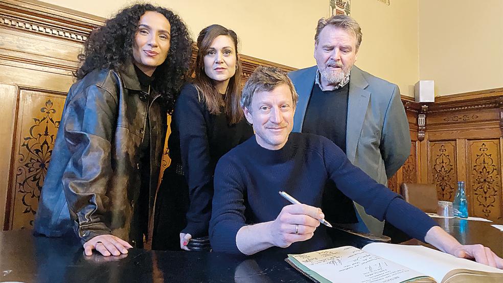 Unterschriftsreif: Die »Friesland«-Stars Veronique Coubard, Sophie Dal, Maxim Mehmet und Felix Vörtler (von links) trugen sich neben Vertretern von ZDF und Produktionsfirma Warner Bros. ins Goldene Buch der Stadt Leer ein.  © Foto: Hanken