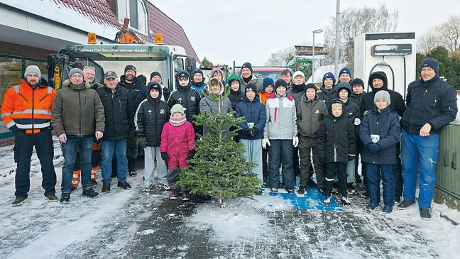 Jemgums C-Jugend sammelt Weihnachtsbäume für 2400 Euro