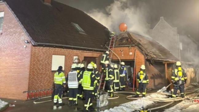 Garagen-Brand droht auf Wohnhaus überzugreifen