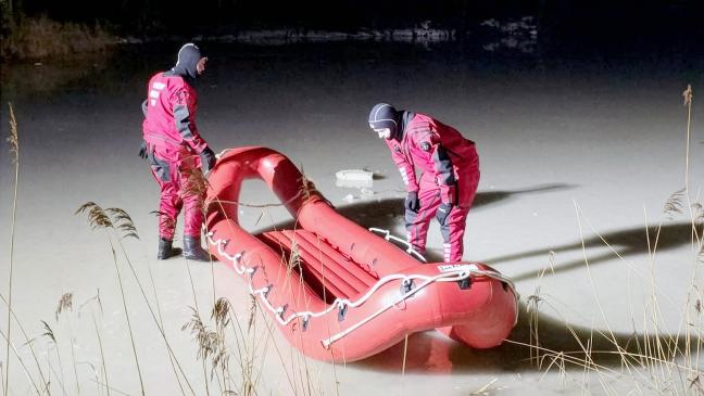 Feuerwehr trainiert Eisrettung in Esklum