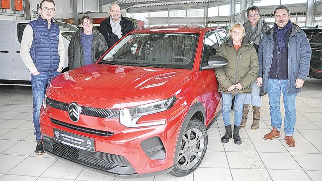 Zwei Autos aus der Weihnachtsverlosung an glückliche Gewinner übergeben