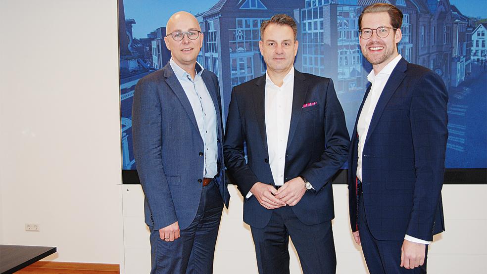 Der Vorstand der Ostfriesischen Volksbank (OVB) mit (von links) Guido Mülder, dem Vorstandsvorsitzenden Georg Alder und Thomas Lüken zog gestern eine positive Bilanz für das Geschäftsjahr 2025.  © Foto: Hoegen
