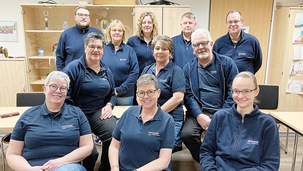 Die Theatergruppe der Freiwilligen Feuerwehr Weener führt die Komödie »Schlimme? Geiht imme!« in der Aula der Oberschule auf. Sie besteht aus (hinten von links) Marco Borg, Karina Smidt, Tomma Kampen, Okko Duismann, Matthias Schmidt sowie (Mitte von links) Monika Fisser, Wilma Cramer, Walter Buß und (vorne von links) »Stönpaal« Elke Kramer, Annegret Buurmann und Kerstin Bloem. Bei der Probe am Montagabend fehlten Imke Elias und Marlis Schoormann.  © Foto: Busemann