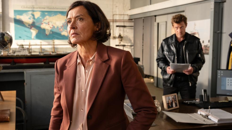 »Tatort«-Kommissarin Ulrike Folkerts gerät in der Rolle einer Reederei-Chefin ins Visier der Ermittlungen von Henk Cassens (Maxim Mehmet) und seinen Kollegen. © Foto: Kötschau (ZDF)