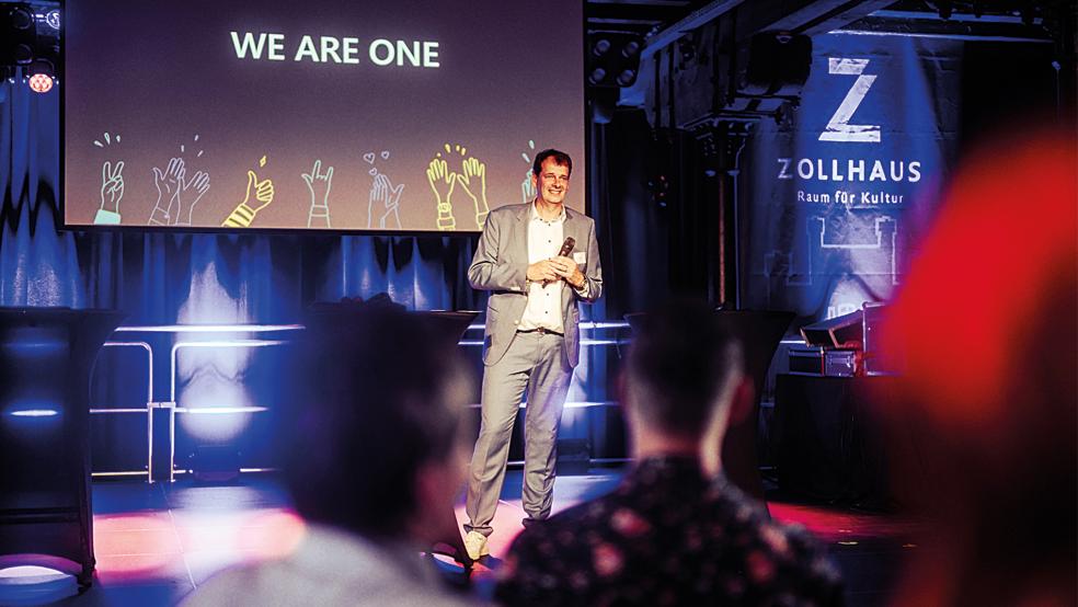 »We are one«-Party: Orgadata-Gründer Bernd Hillbrands hatte im Sommer im Leeraner Zollhaus hunderte Gäste zur Stärkung der Gemeinschaft begrüßt.  © Foto: Jörn Tempel