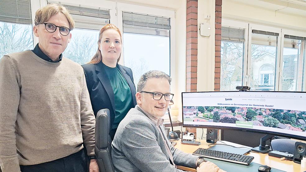 Harm-Markus van Vügt, Elke Rose und Uwe Sap berichteten über die Fortschritte bei der Digitalisierung der Bunder Verwaltung. Dazu gehört zum Beispiel das Service-Portal.  © Foto: Berents