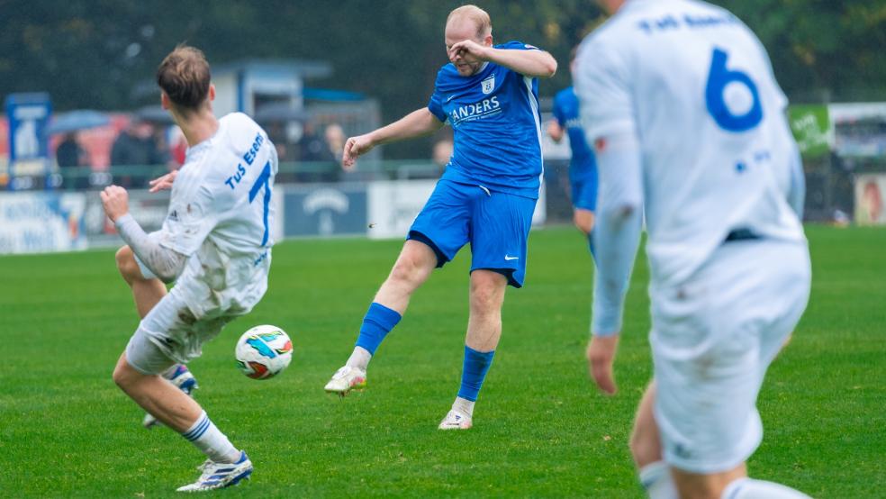 Mit diesem Schuss gegen Esens traf Ole Eucken (rechts) zum Tor des Monats des NFV im Oktober.  © Foto: Markus