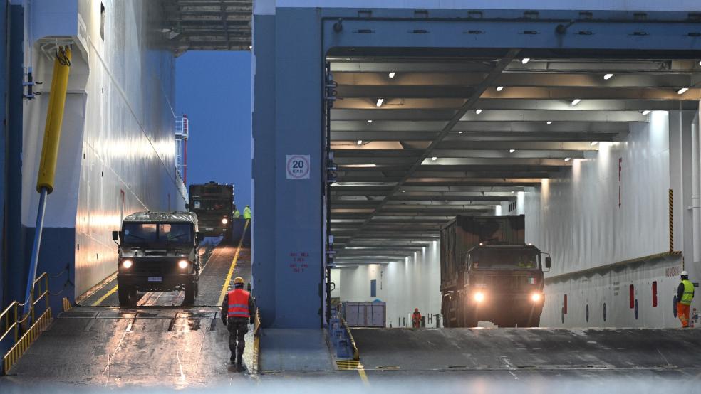 Italienische Soldaten und Soldatinnen treffen mit ihren Ausrüstungen und Fahrzeugen im Emder Hafen ein.  © Foto: Penning (dpa)