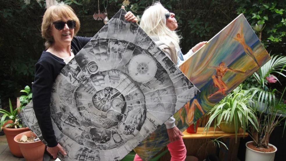 Gisela Beneke und Annegret Müller laden heute im Rathaus in Weener zum Kunstgespräch ein. © Rita Gil Brand