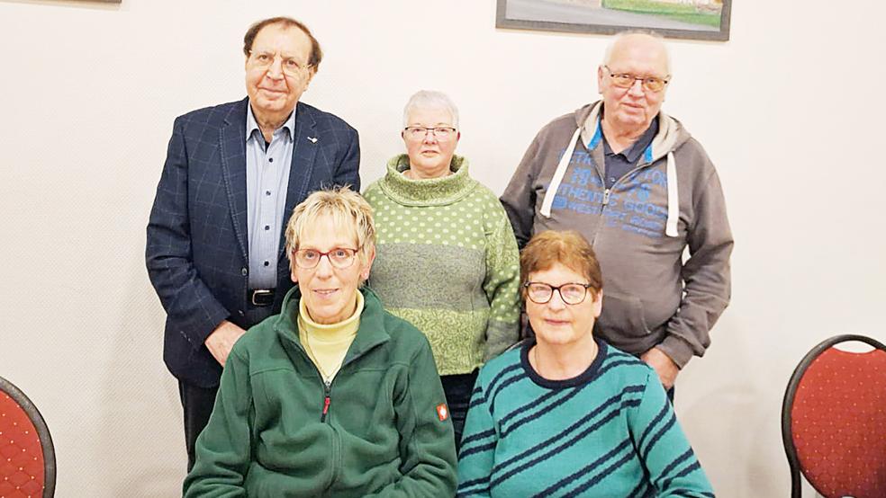 Der aktuelle Vorstand des Heimatkundlichen Arbeitskreises: Hinten von links Hermann Weber, Hannelore Schüür und Walter Wilken. Vorne Jeane Schmidt und Cornelia Timmer.  © Foto: privat