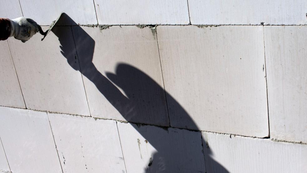 Die Stadt Leer könnte ein ausgeweitetes Baugebot einsetzen und Eigentümer verpflichten, bislang ungenutzte oder untergenutzte Grundstücke mit Wohnraum zu bebauen. © Symbolfoto: Büttner (dpa)