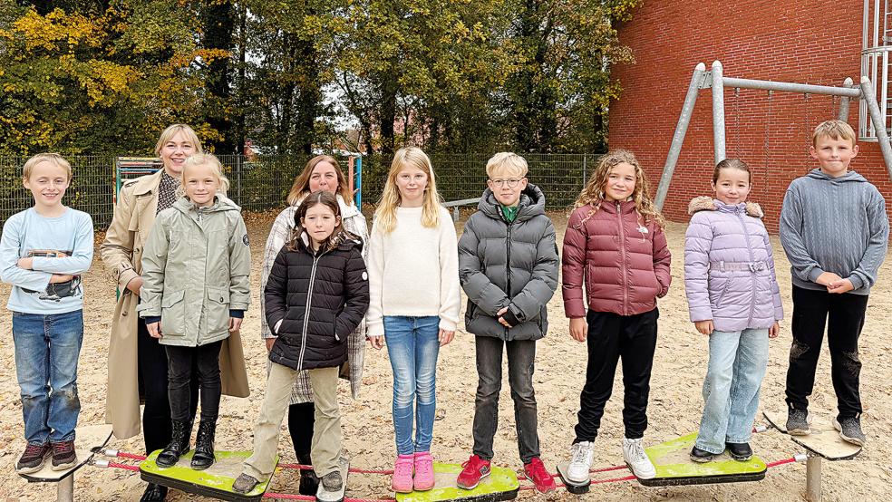 Das Foto zeigt den Schülerrat aus dem Schuljahr 2024/25 sowie die Fördervereinsvorsitzende Tina Kolthoff zusammen mit der Schulleiterin Antje Onnen-Wessels (Zweite von links) mit einem der neu angeschafften Spielgeräte.  © Foto: privat